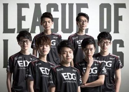 示了年轻球 示了年轻球